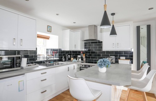 Conwy Cabaña | 2 MORFA VIEW, family friendly, country holiday cottage in Conwy