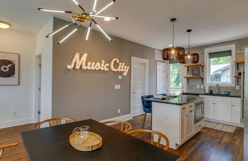 Eighth Avenue Casa | 2 New Designed Townhomes-10 Beds, PerfectforGroups
