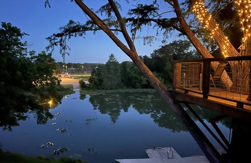 Center Point Cabina | #2 of 4 Treetop River Cabin: 6 guests +Kayaks+ Fishing+ Fire pits+ hammocks