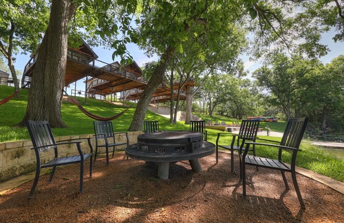 Center Point Cabina | #2 of 4 Treetop River Cabin: 6 guests +Kayaks+ Fishing+ Fire pits+ hammocks