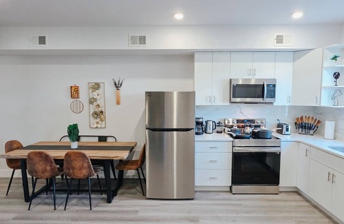Center City Apartamento | 2 Parking Spots/Sleep 14/King Bed/Pool Table
