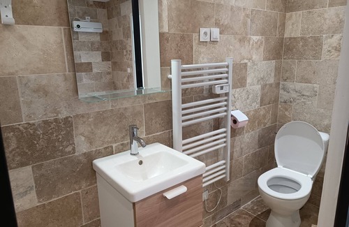 Saint-Pardon-de-Conques Cama Y Desayuno | 2-person bedroom with shower room and toilet