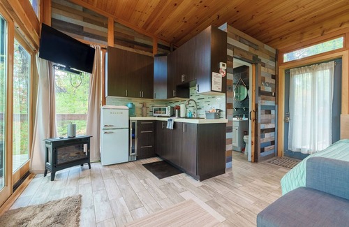 South Bloomingville Cabina | Una romántica escapada en el árbol para adultos situado en Hocking Hills!