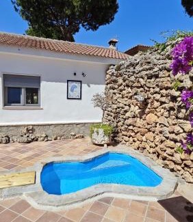Los Gallos-Cerromolino Chalet De Esquí | 2-Person Studio, Private Splash Pool, 5 Min Beach