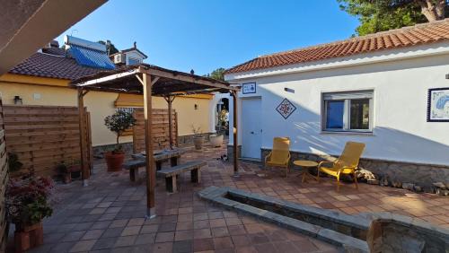 Los Gallos-Cerromolino Chalet De Esquí | 2-Person Studio, Private Splash Pool, 5 Min Beach