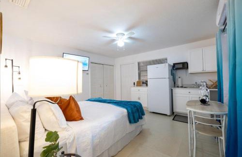 Lake Worth Apartamento | 2 PPL 5 mins to Golf Courses Patio Pets BBQ