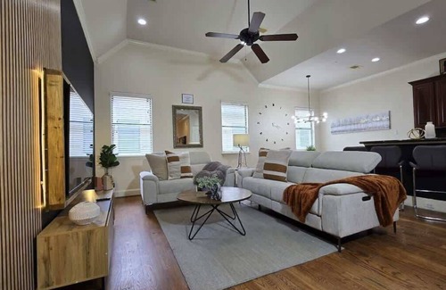 Woodlake - Briar Meadow Casa | 2 Prime Galleria Rentals Jacuzzi