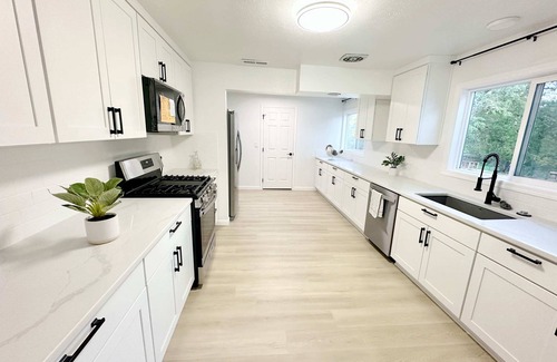 Hillsboro Otro | 2 Private Acres - Single Level - 5 Bed Rooms 4 Bath - Surrounded by new Homes