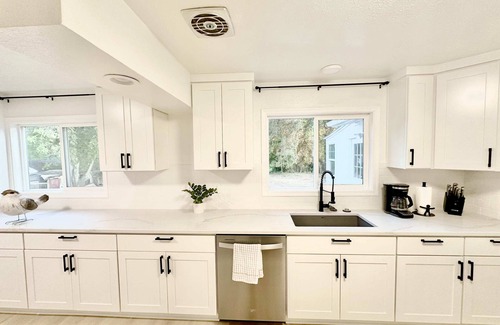 Hillsboro Otro | 2 Private Acres - Single Level - 5 Bed Rooms 4 Bath - Surrounded by new Homes