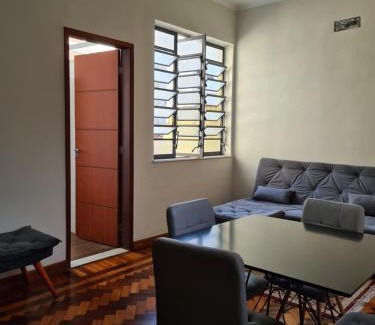 Tijuca Apartamento | 2 Quartos com Terraço e Vista para o Maciço da Tijuca - 5min Estação do Metrô - Wi-Fi 75Mbps - Ar Split nos Quartos - Cozinha Completa