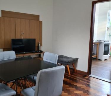 Tijuca Apartamento | 2 Quartos com Terraço e Vista para o Maciço da Tijuca - 5min Estação do Metrô - Wi-Fi 75Mbps - Ar Split nos Quartos - Cozinha Completa