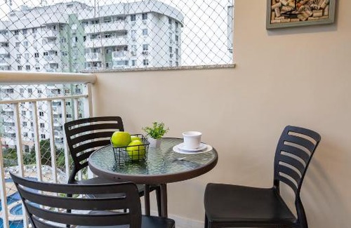 Camorim Casa | 2 Quartos com Varanda a 300m RioCentro Wi-Fi 120mbps e Cozinha Completa - Condomínio com Piscina, Estacionamento, Portaria 24h e Parquinho Infantil - Apartamento indicado para Grupos, Hóspedes a Trabalho e Crianças