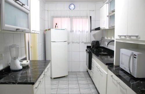 Guilhermina Apartamento | 2 Quartos com Varanda sendo 1 Suíte, Cozinha completa, Vista Mar - Condomínio Frente Mar, Lazer completo com Piscina coberta e aquecida, Estacionamento, Portaria 24h - Apto indicado para Grupos, Famílias e Hóspedes a Trabalho, Praia da Guilhermina