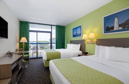 Kill Devil Hills Hotel | 2 Queen Beds Guestroom with Pool View