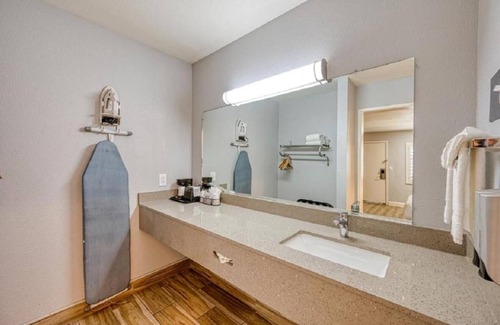 San Luis Obispo Casa | 2 Queen Beds Non-Smoking Accessible