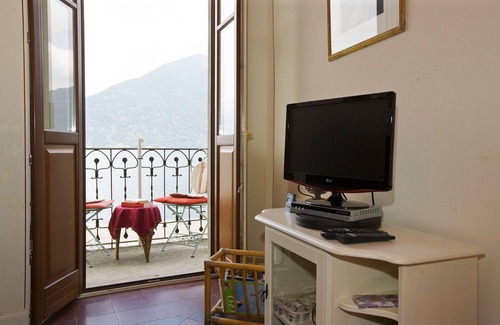 Cannobio Apartamento | Apartamento de 2 dormitorios con dos balcones y acceso al lago en frente de la casa