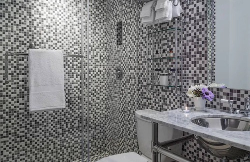 Hudson Square Hotel | 2 Rooms in Modern Art-Industrial Hotel w/ Cuban-Styled Bar & Bohemian Chic Vibe