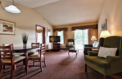 Pembine Hotel | 2 Rooms with Scenic Views, Enjoy Outdoor Activities | Pool | Pet-Friendly