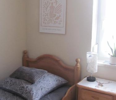 Unterallgau Casa | #2 Ruhiges gemütliches Gästezimmer mit 2 Einzelbetten Gemeinschaftsbad W-Lan Airport nah Late Night Check in Haus Nr 9,5