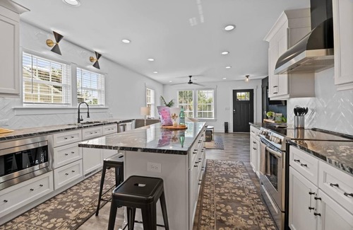 Downtown Casa | 2 Separate Cottages - Put Green, Mins to DT