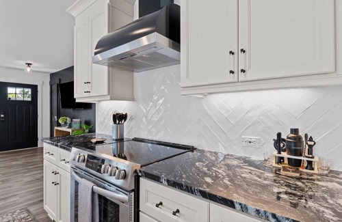 Downtown Casa | 2 Separate Cottages - Put Green, Mins to DT