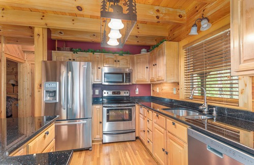 Maggie Valley Cabina | Call of the Wild/2 Side-By-Side Cabins/Sleeps 25/Hot Tubs/Fire Pits/Pool Table
