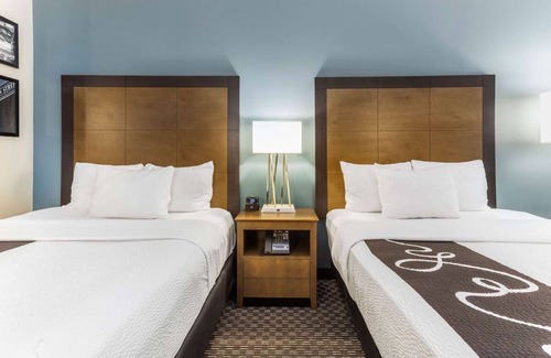 Downtown Chicago Hotel | 2 Spacious Rooms with 2 Queen Beds Near Magnificent Mile
