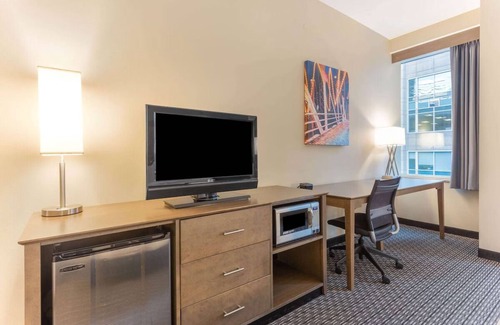 Downtown Chicago Hotel | 2 Spacious Rooms with 2 Queen Beds Near Magnificent Mile