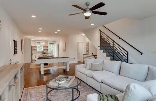 Melrose Casa | Spacious Townhomes - Ideal for Groups, Walk to Brunch!