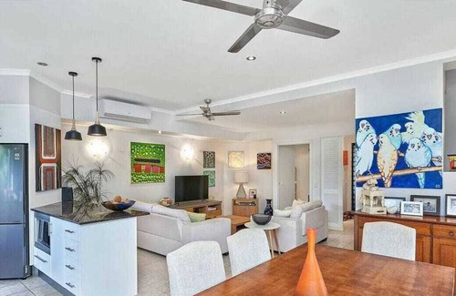 Clifton Beach Casa | 2 Storey. Villa 60sec Walk to Beach Huge Pool/5 Mins to Palm Cove!