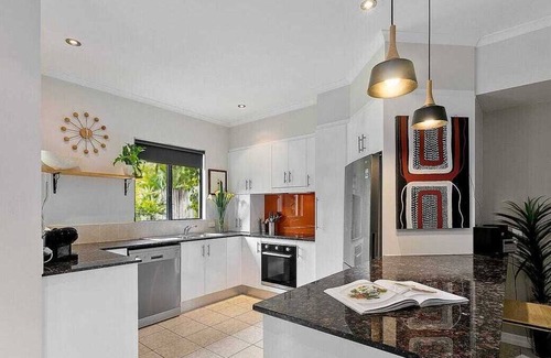 Clifton Beach Casa | 2 Storey. Villa 60sec Walk to Beach Huge Pool/5 Mins to Palm Cove!