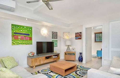 Clifton Beach Casa | 2 Storey. Villa 60sec Walk to Beach Huge Pool/5 Mins to Palm Cove!