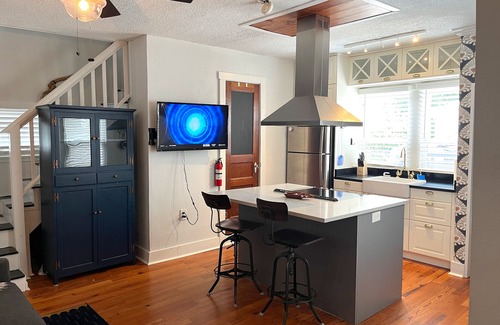 Alta Vista Casa | 2 story back house in beautiful area near downtown