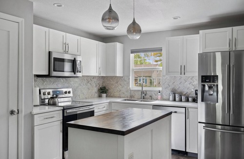 Rosedale Casa | ★★2 Story Near Plaza/Westport/KU Med, King Bed, Garage Parking★★