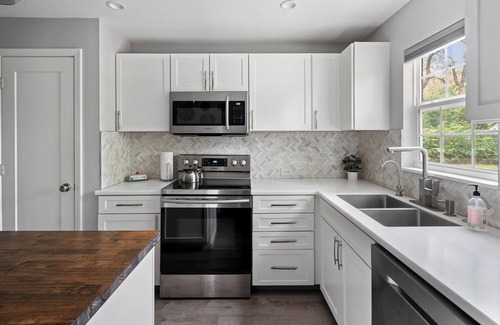 Rosedale Casa | ★★2 Story Near Plaza/Westport/KU Med, King Bed, Garage Parking★★