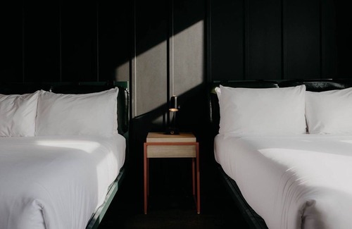 East Nashville Hotel | 2 Trendy Rooms w/ Rooftop Bar and Curated Mini-Bars Near Nissan Stadium – 1 Mi.