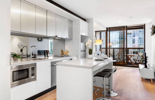 Docklands Apartamento | 2 Units! Dual Building CBD Living, 1 Min to SkyBus