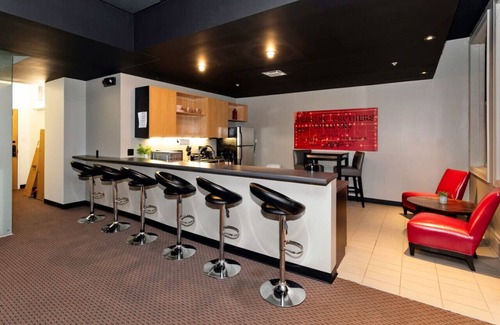 Downtown Des Moines Apartamento | 2 units in 1! Silver Screen Getaway - Downtown Dsm