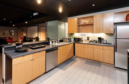 Downtown Des Moines Apartamento | 2 units in 1! Silver Screen Getaway - Downtown Dsm