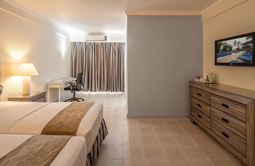 St. Lawrence Gap Hotel | 2 Upscale Unit! Surfing Break at Bathsheba! FREE Parking, w/ Swimming Pool!