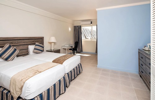St. Lawrence Gap Hotel | 2 Upscale Unit! Surfing Break at Bathsheba! FREE Parking, w/ Swimming Pool!