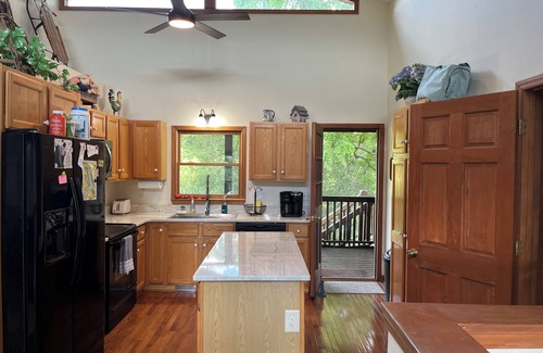 Cullowhee Cabina | 2 Views! Front view of Lake Glenville & back view of Christmas Tree farm!