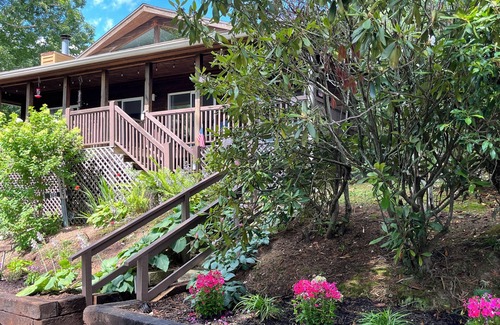 Cullowhee Cabina | 2 Views! Front view of Lake Glenville & back view of Christmas Tree farm!