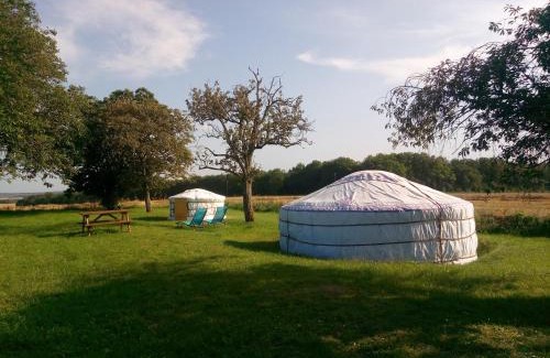 Druyes-les-Belles-Fontaines Otro | 2 Yourtes au naturel