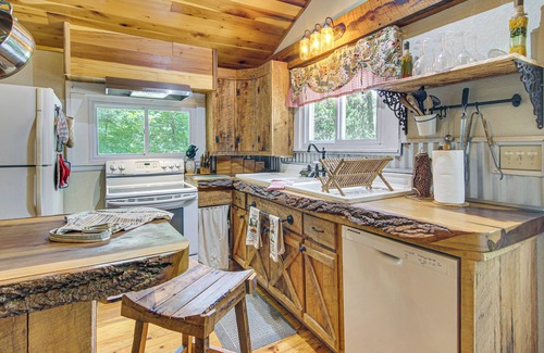 Skyland Cabaña | 20-acre Cabin w/ Pond: 6 Mi to River Arts District