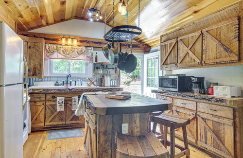 Skyland Cabaña | 20-acre Cabin w/ Pond: 6 Mi to River Arts District