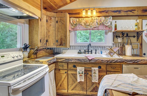 Skyland Cabaña | 20-acre Cabin w/ Pond: 6 Mi to River Arts District