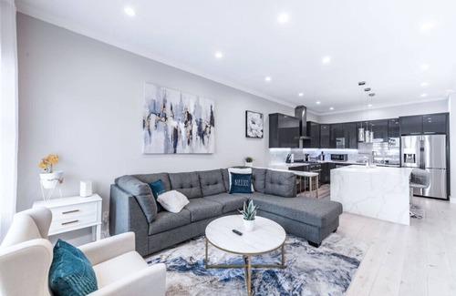 Bayview Casa | 20 Guest Oasis | Spacious SF Skyline Getaway!