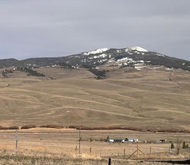 Divide Apartamento | 20 min from Butte, minutes from The Big Hole River