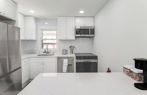 Little Ferry Casa | 20 Min from NYC, Parking, Modern, 10 Min MetLife Stadium and American Dream mall